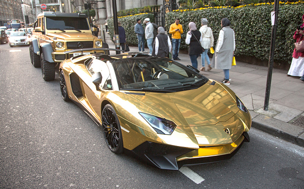 jovem_bilionario_de_20_anos_exibe_a_sua_frota_de_super_carros_dourados_em_londres_3